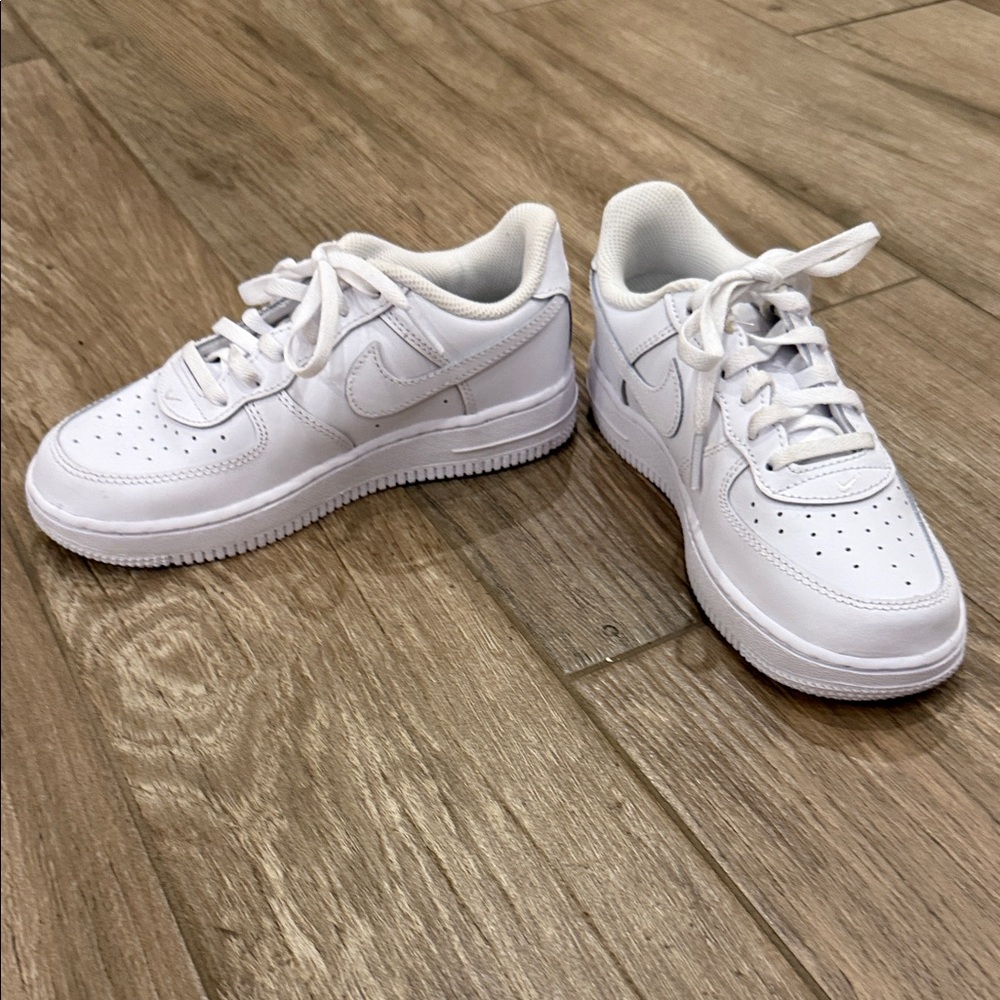 Brand new Nike Kids' Grade School Air Force 1 Shoes 2 big kid white